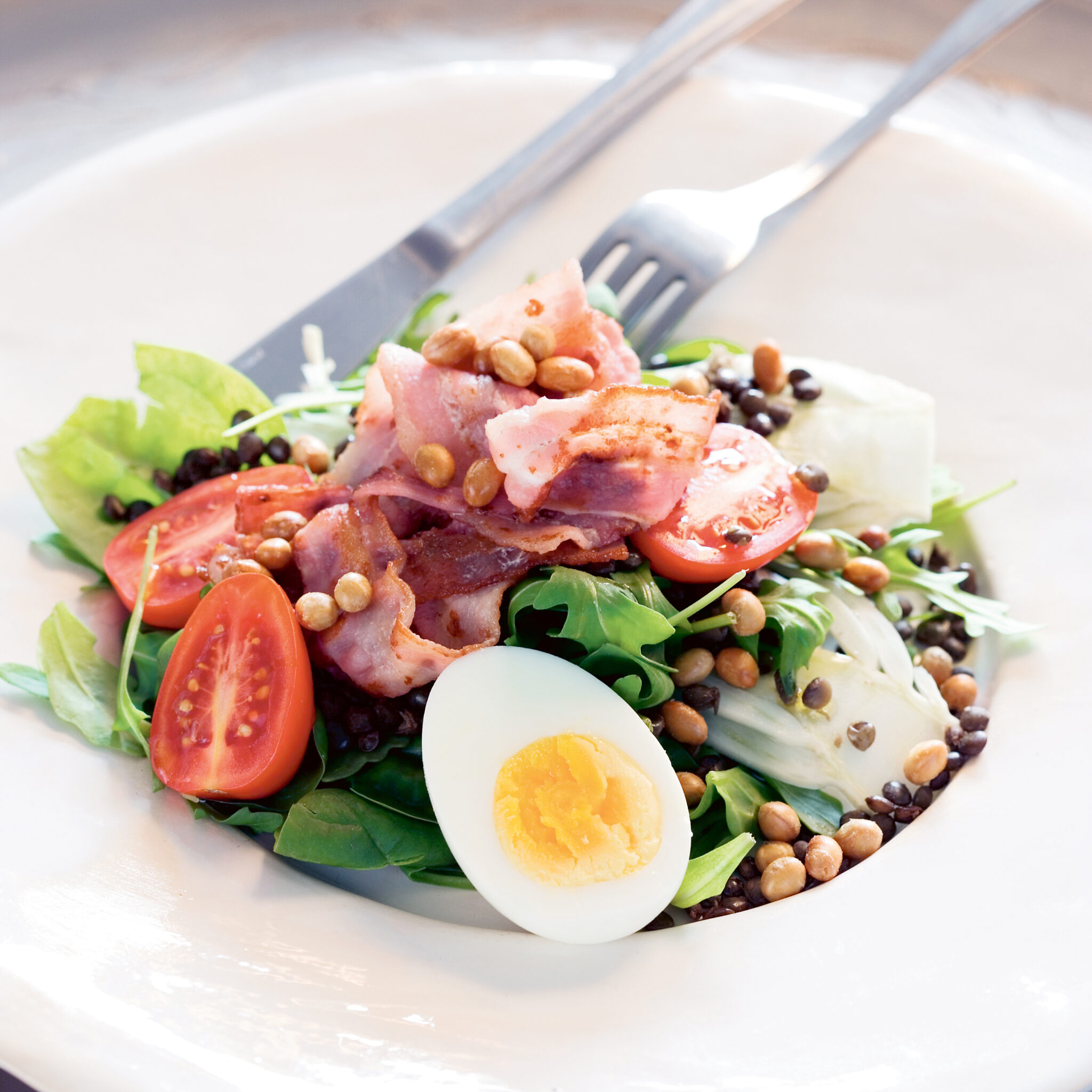 Sallad på spenat och rucola med puylinser, stekt fläsk och rostade sojabönor