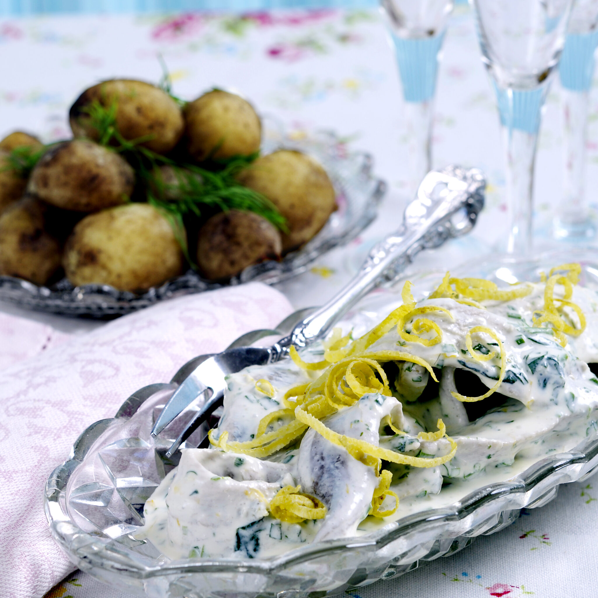 Gravad strömming med krämig ört-citronsås