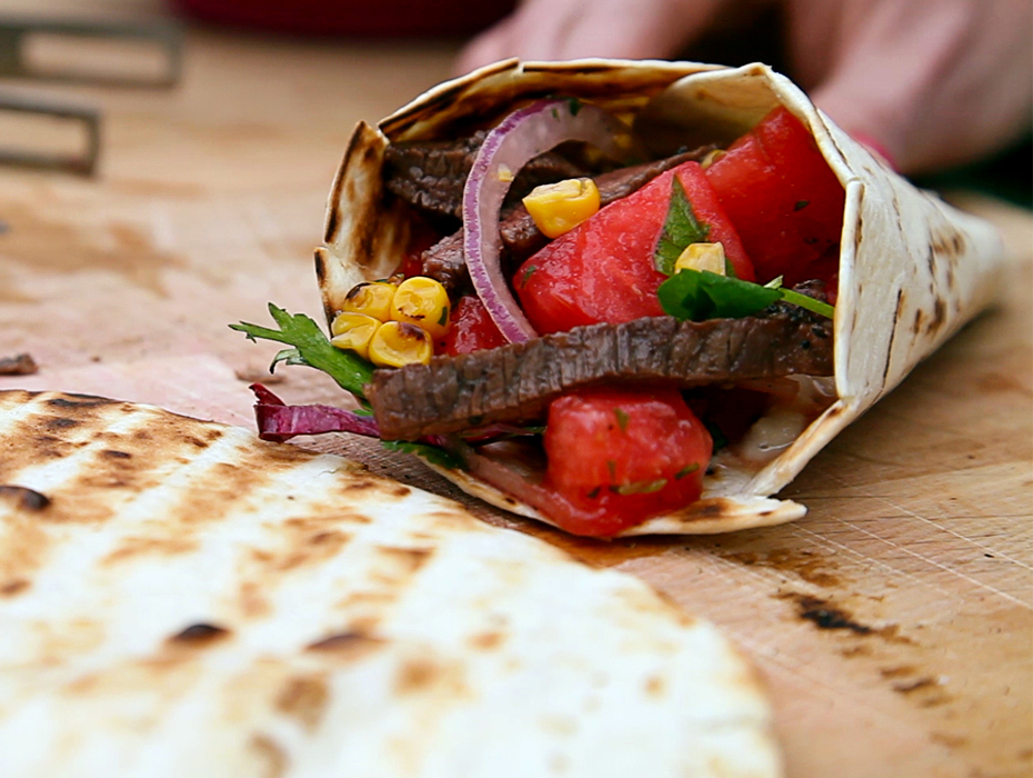 Grillad picanha i wraps med bönhummus och somrig sallad