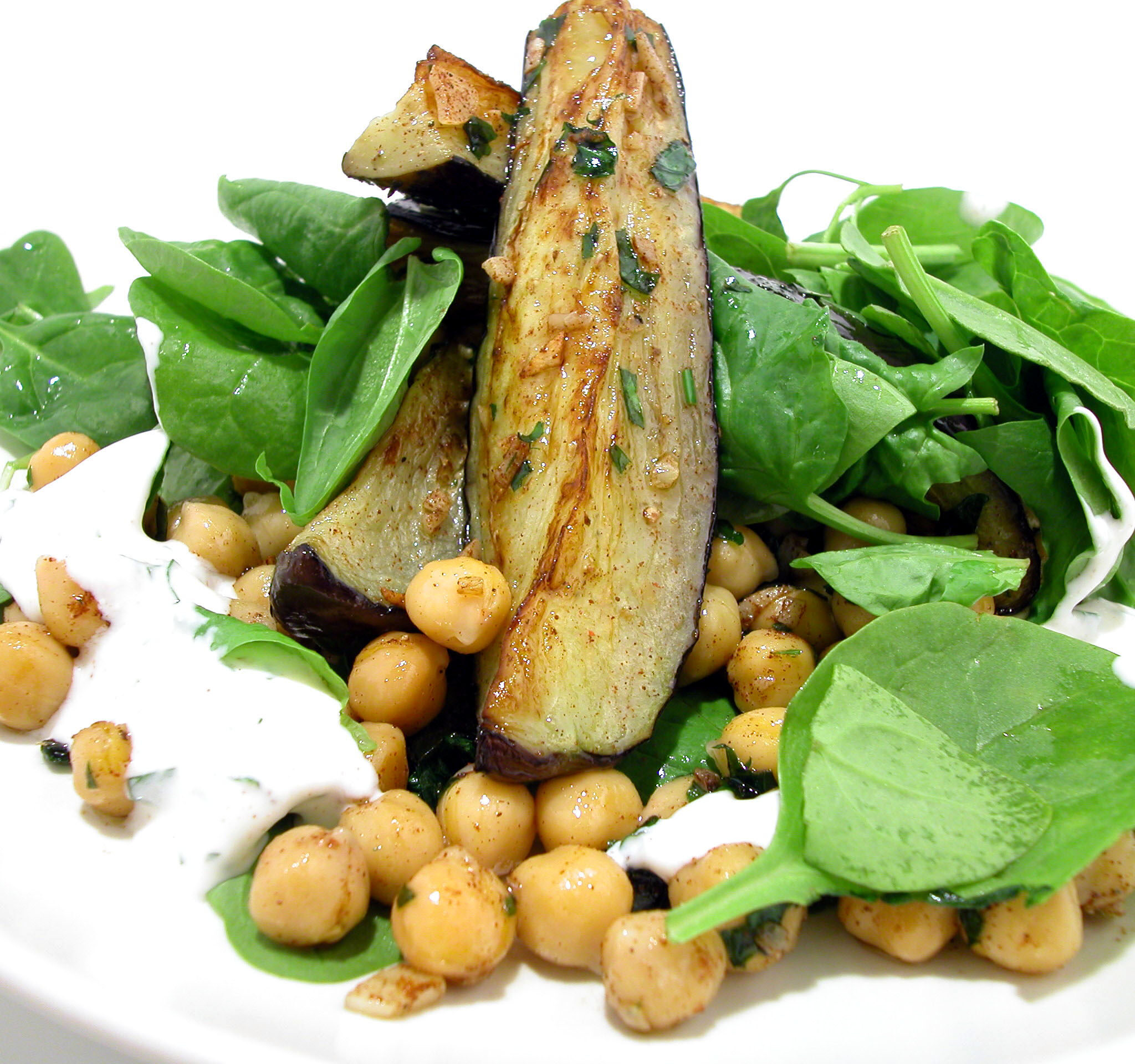 Kryddig spenatsallad med aubergine och myntayoghurt
