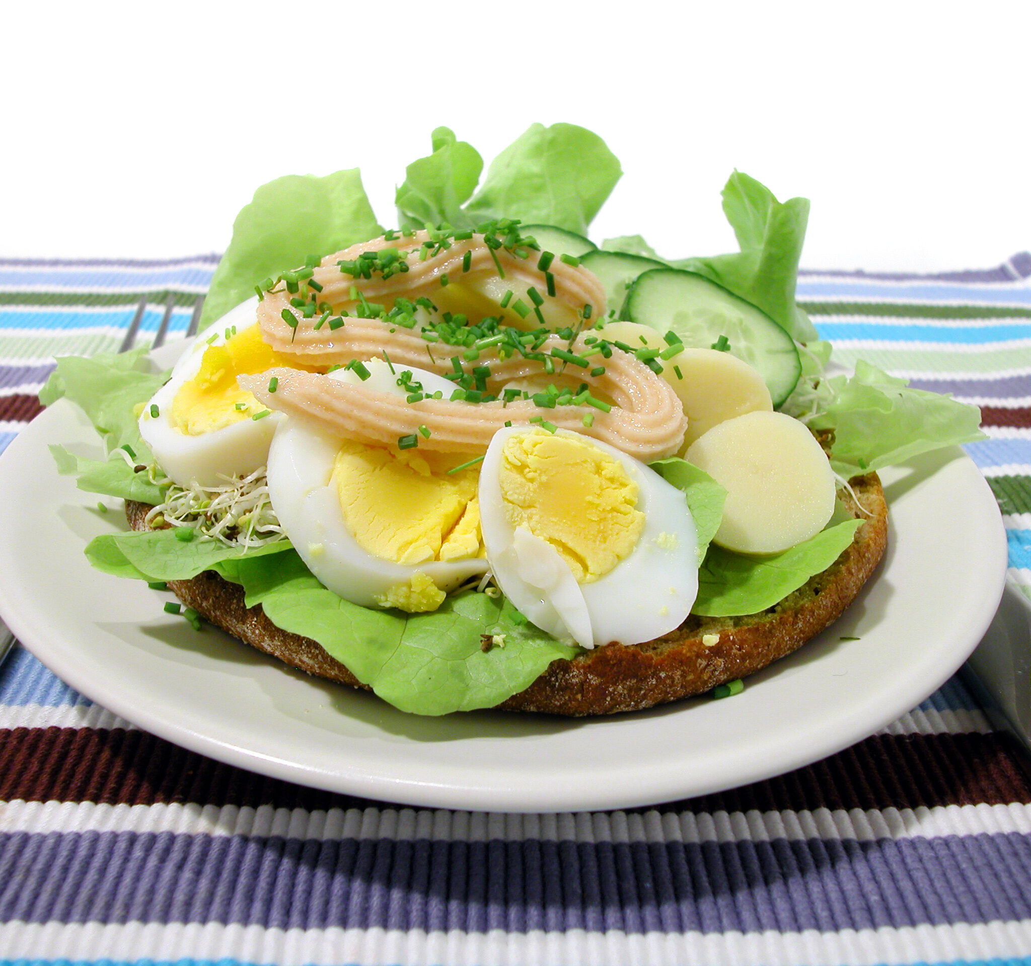 Runt rågbröd med ägg, kaviar och potatis