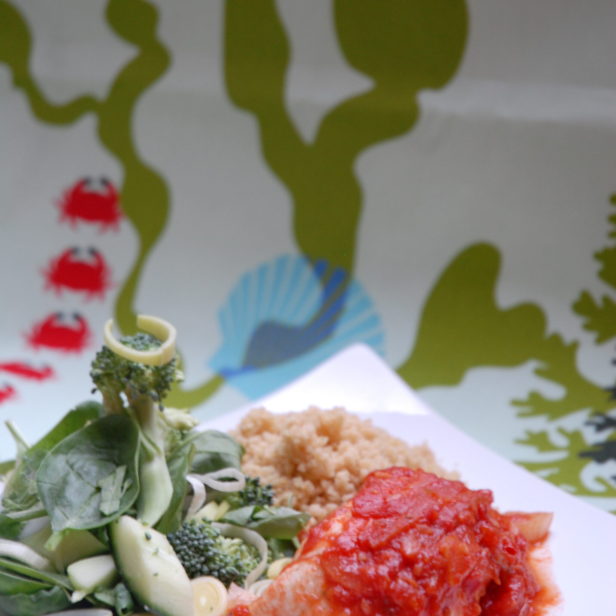 Fisk under kryddigt tomattäcke med couscous