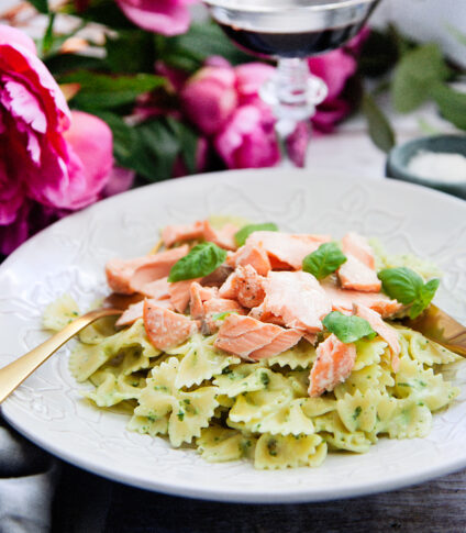 Laxpasta med avokadokräm