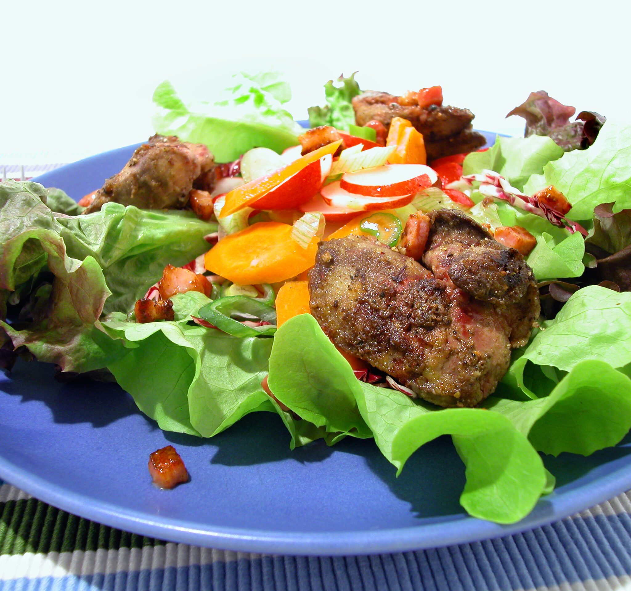 Kycklingleversallad med knaperstekt fläsk och citrondressing