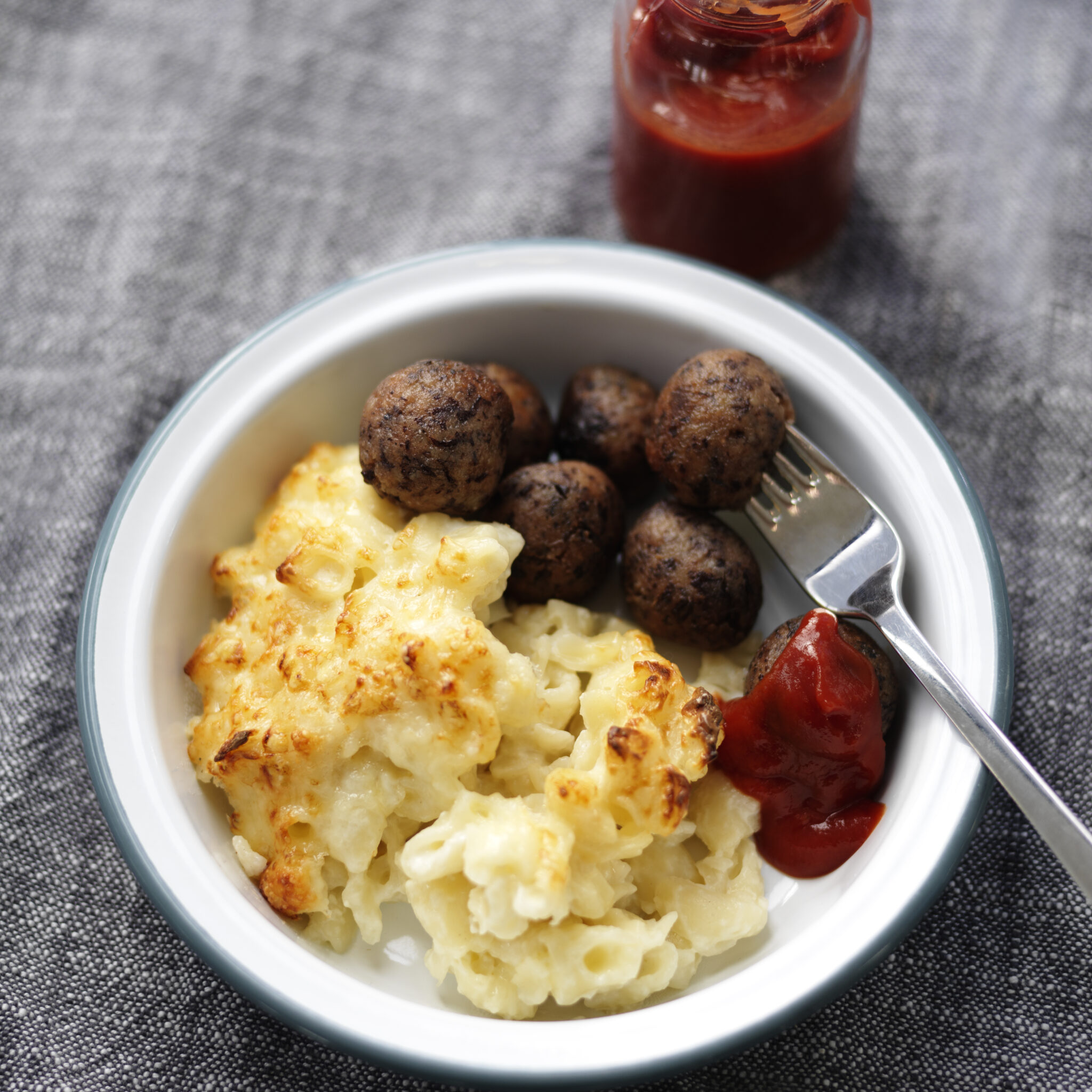 Makaronilåda med vegetariska köttbullar
