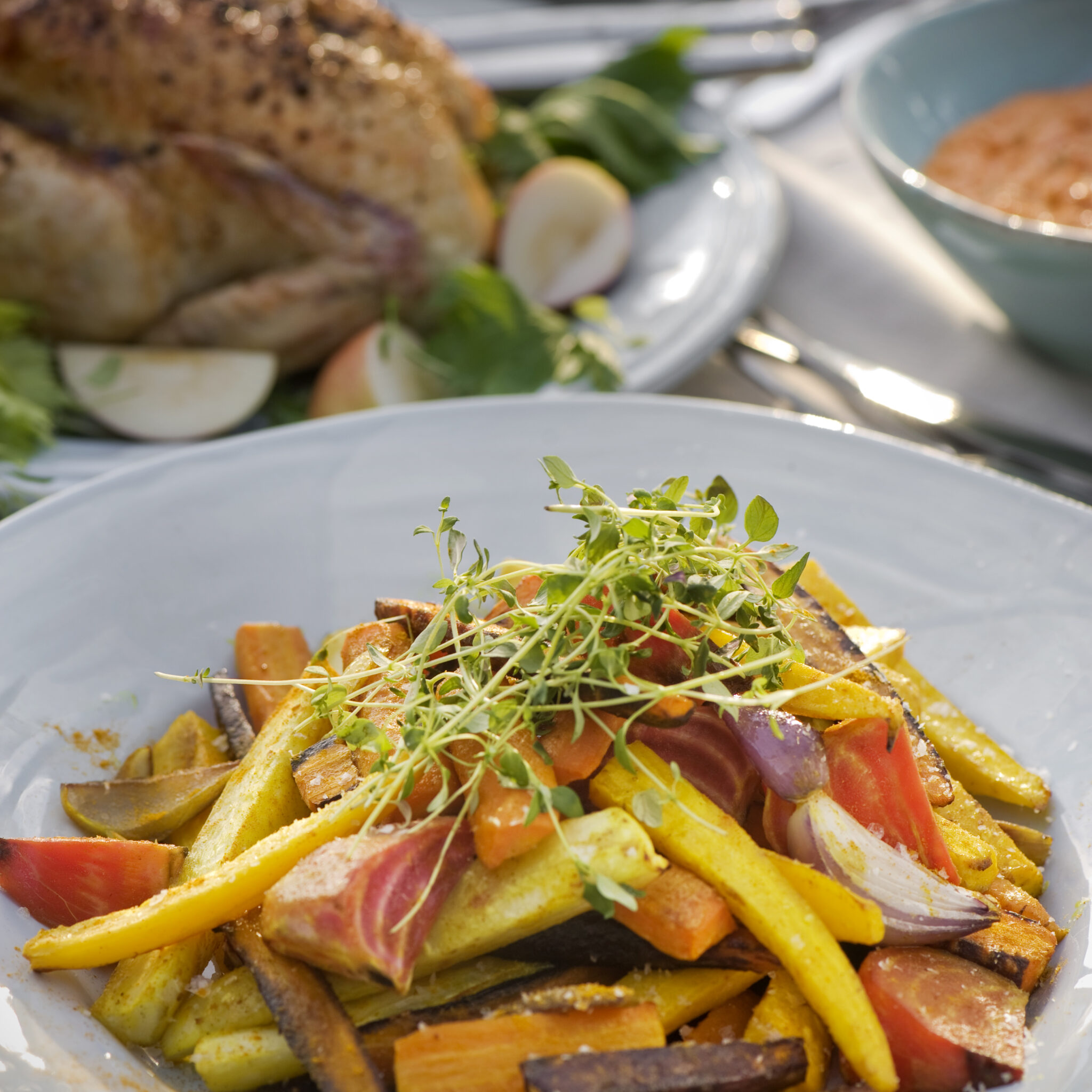 Curryrostade rotfrukter med fylld kyckling och chilidipp
