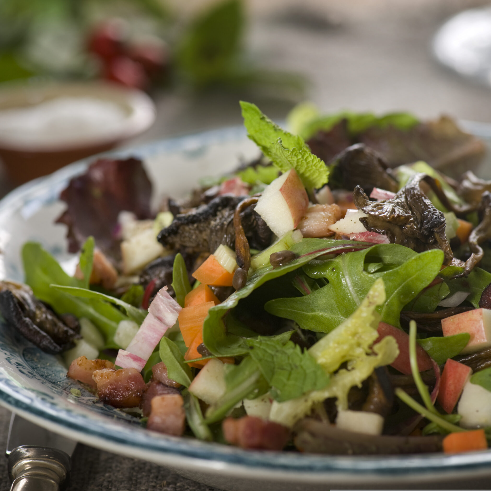 Höstsallad med smörstekt svamp, linser och knaperstekt sidfläsk
