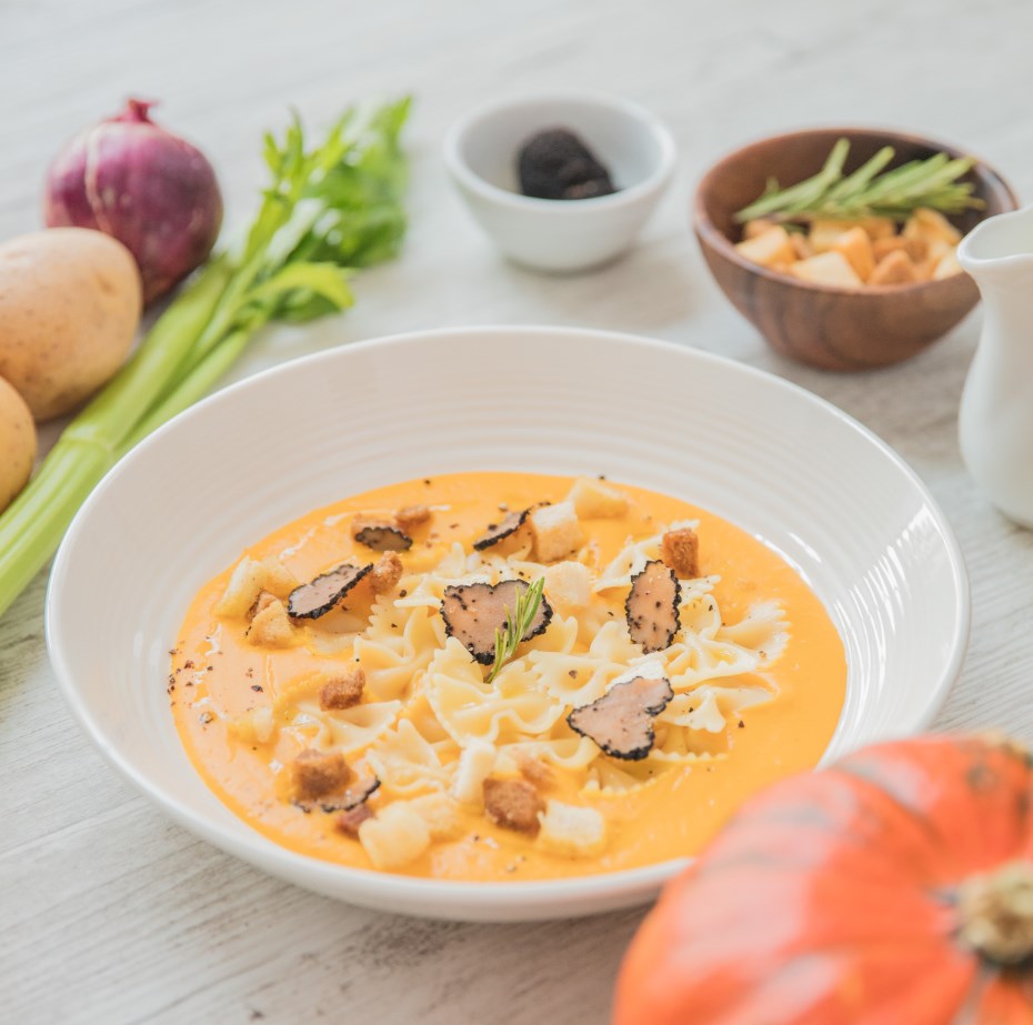 Barilla Farfalle med pumpa, grädde, krutonger och svart tryffel