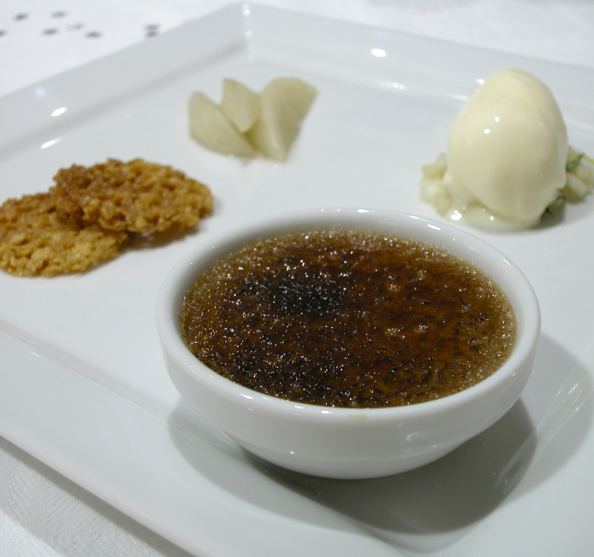 Mjölkchokladbrûlée med vanilj- och konjakskokta päron samt päronsorbet på päronsallad