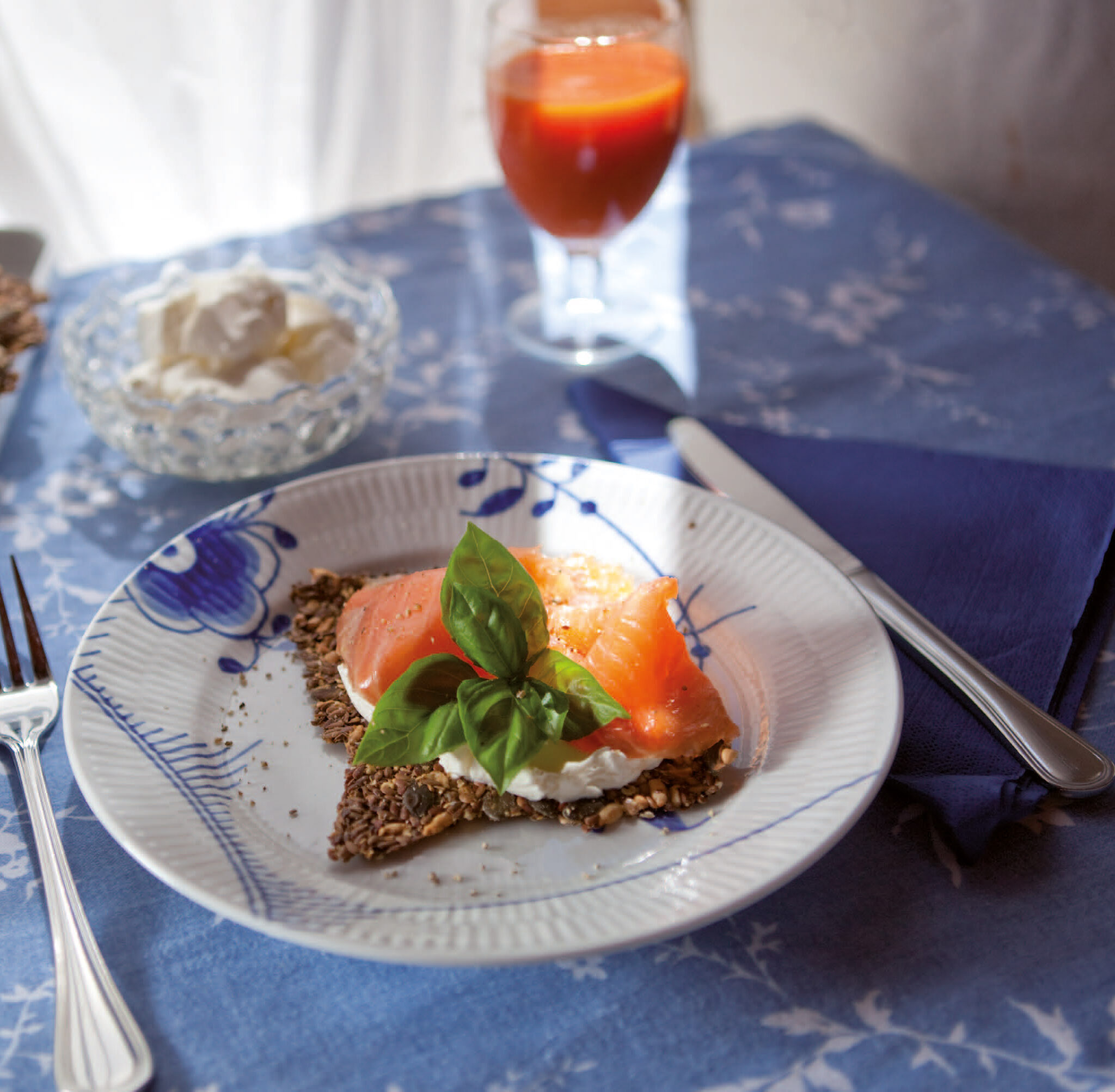 Rawfoodkex med rökt lax och färskost