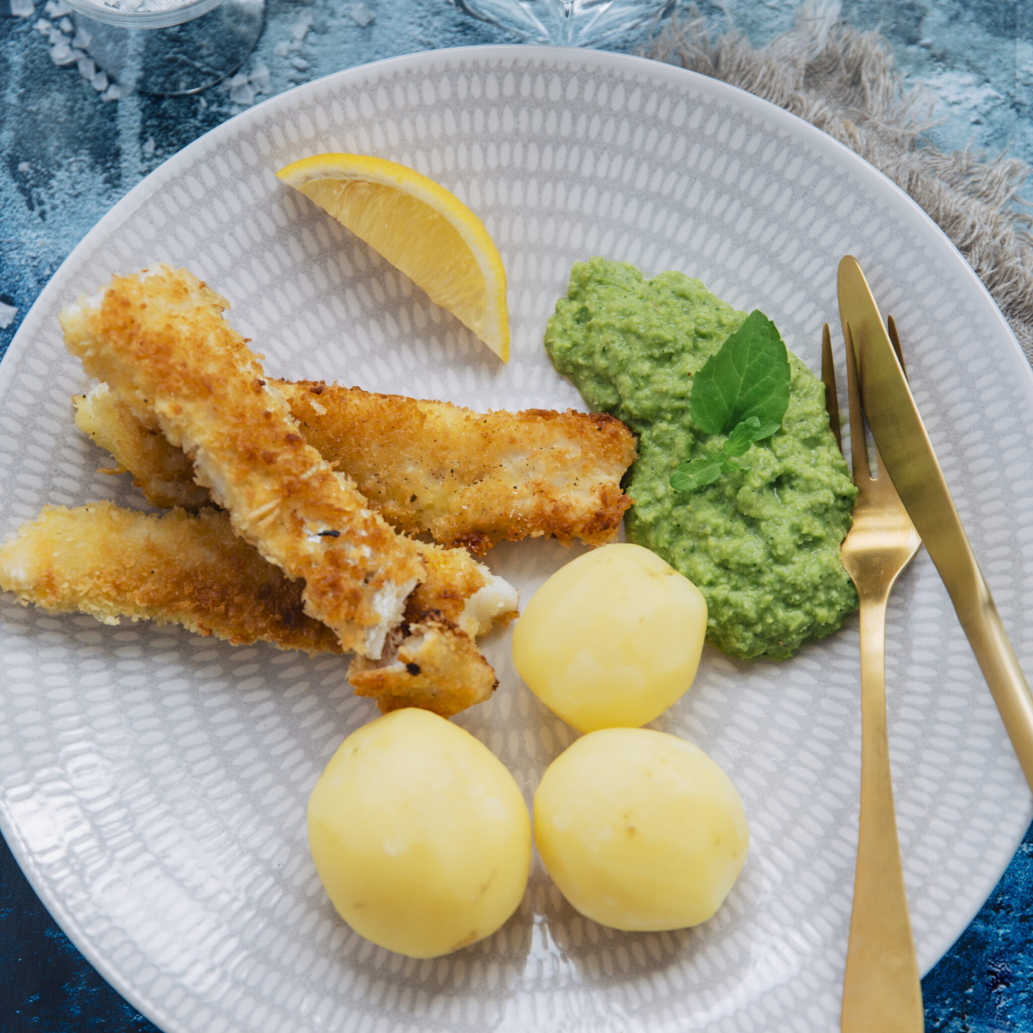 Fish fingers med myntakryddad ärtpuré