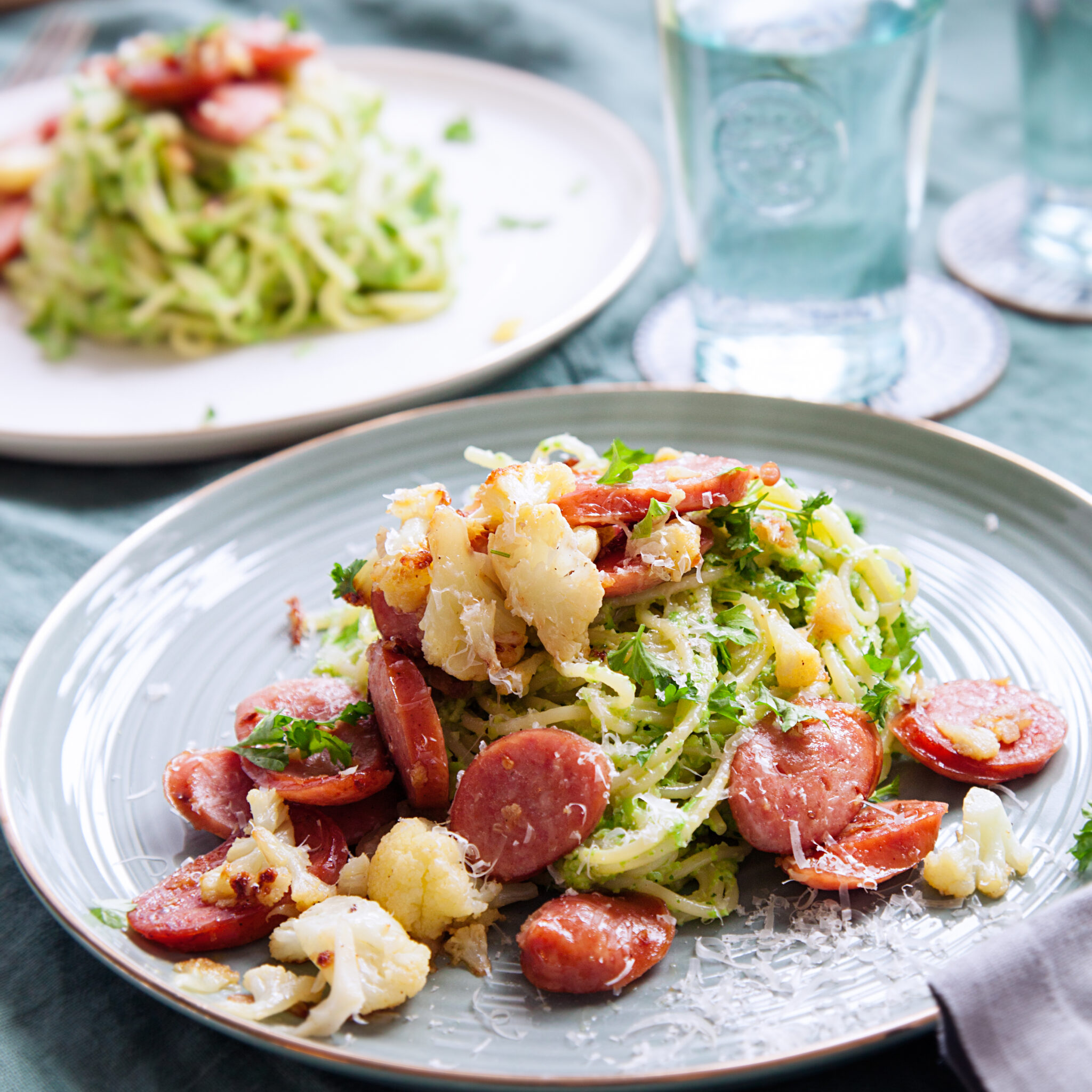 Spaghetti med grön ärtpesto och korvfräs