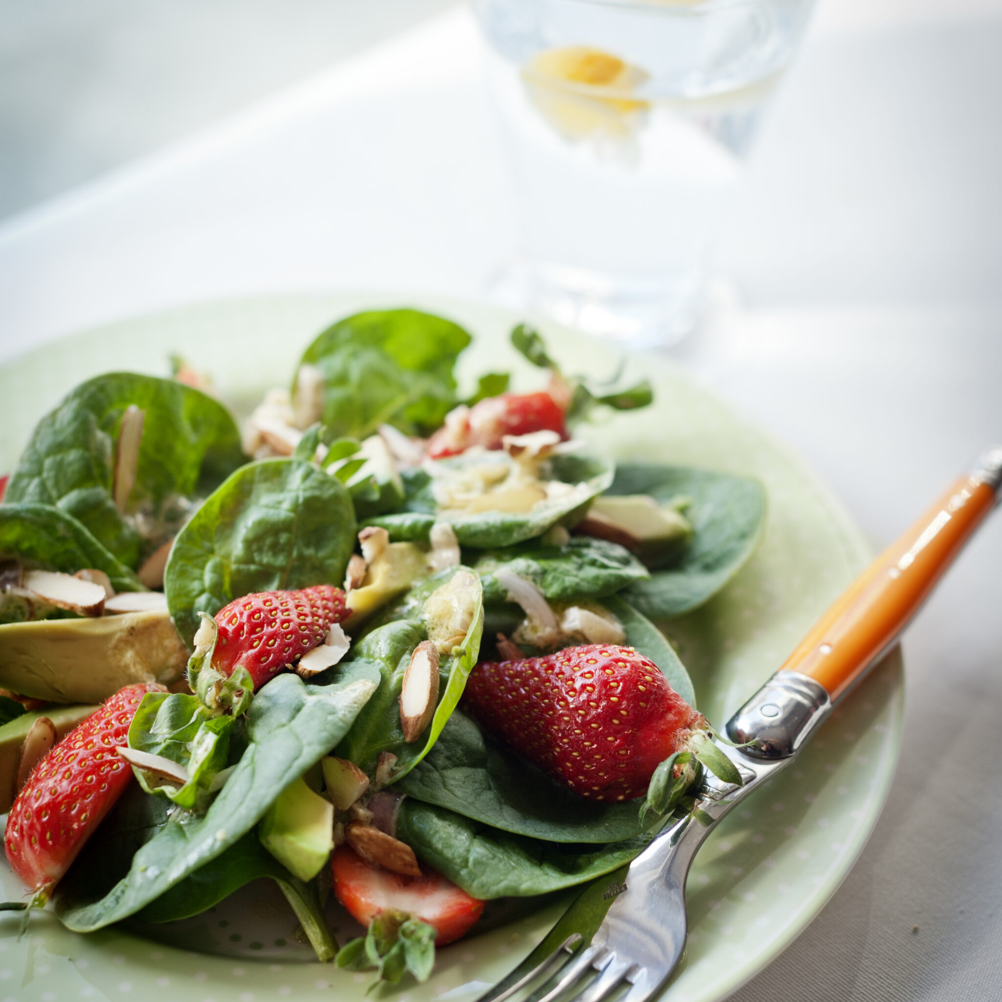 Avokado- och jordgubbssallad