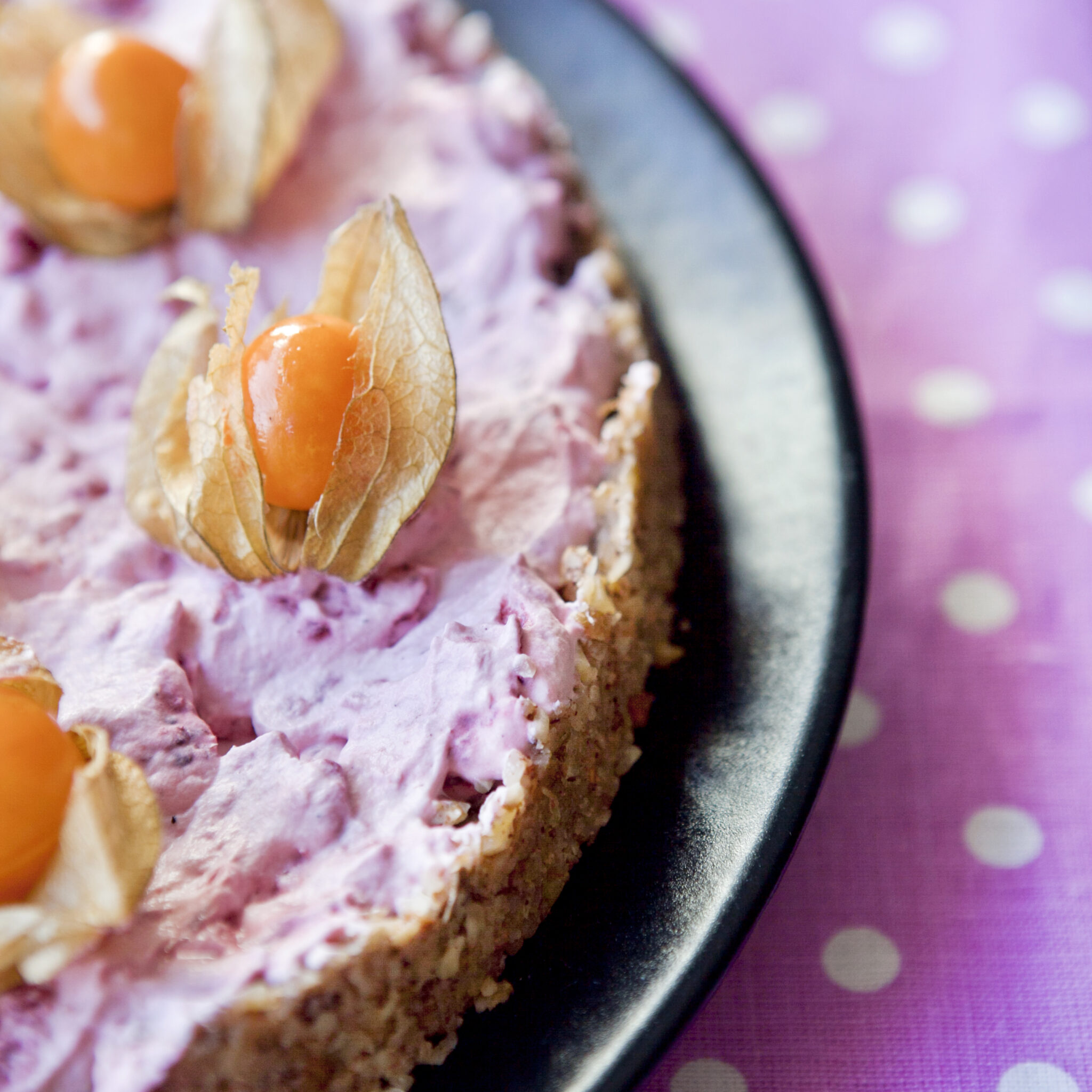 Nöttårta med hallongrädde och physalis