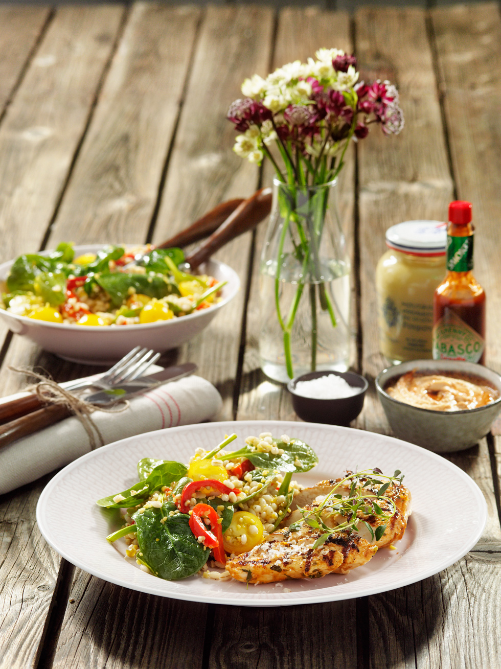 BBQ-kycklingfilé med matig sallad och rökig hummus