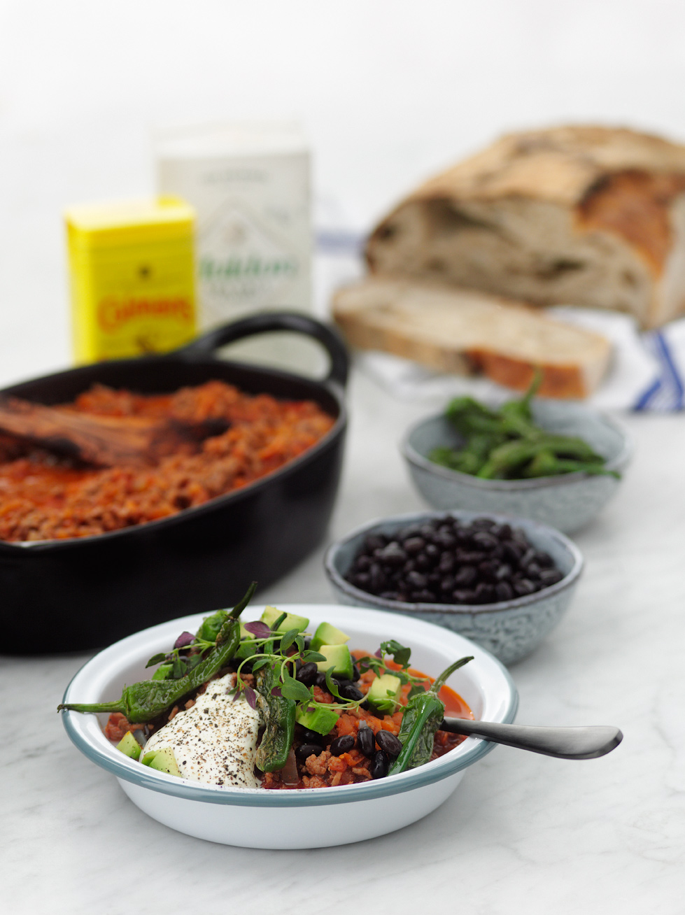 Chili con carne med padrons och syrad senapsgrädde