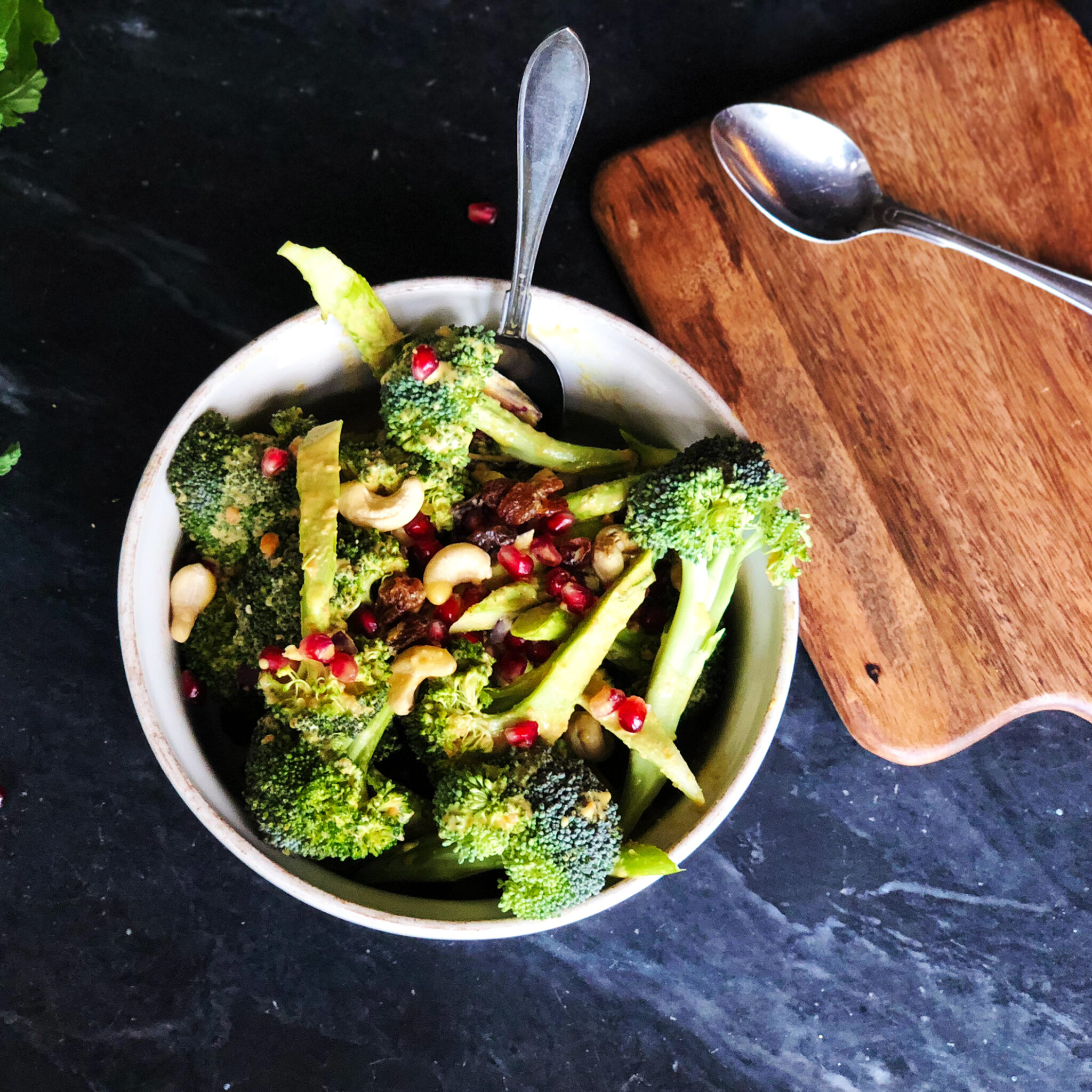 Broccolocosallad med sesamsås & granatäpple