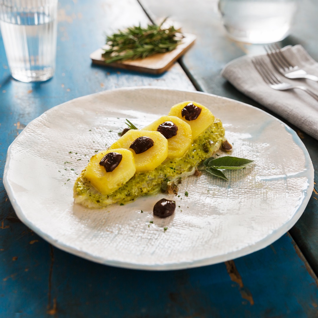 Ugnsbakad havsabborre med Pesto alla Genovese, kapris och potatis