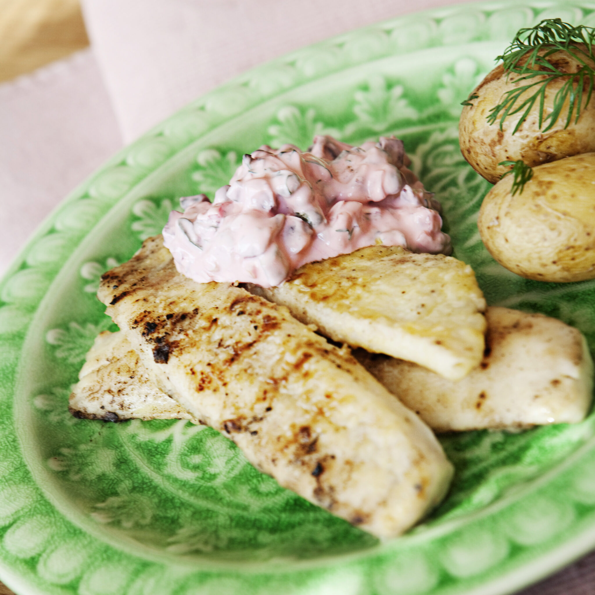 Abborre med färskpotatis och ansjovisröra