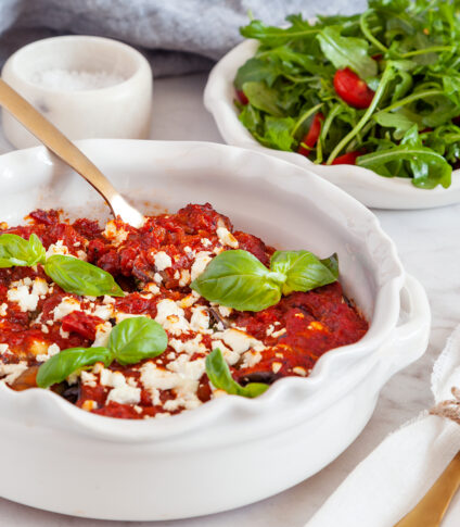 Auberginerullar med fetaost i tomatsås och sallad