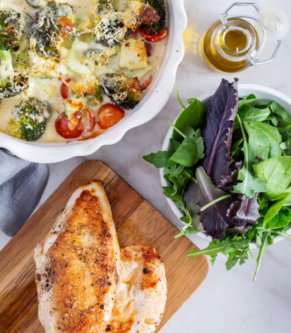Broccoligratäng med stekt kyckling och sallad