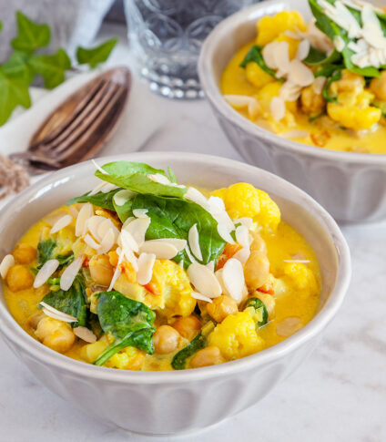 Currygryta med mandeltopping