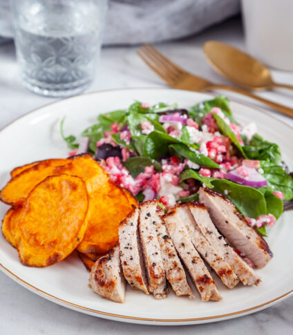 Fläskkotlett med rostad sötpotatis och fetaostsallad