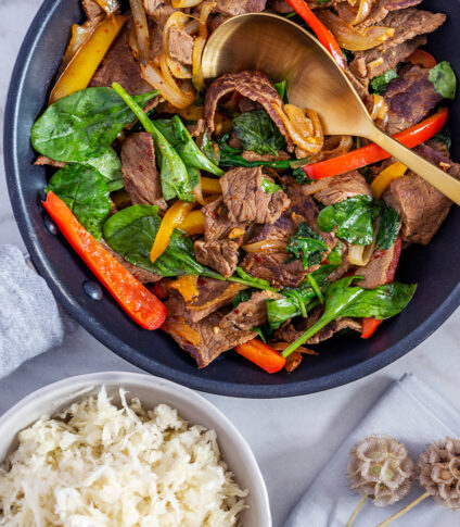 Kryddig lövbiffspanna med vitkålsris,