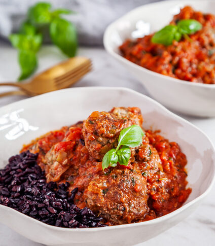 Zucchini- och färsbollar i tomatsås med råris