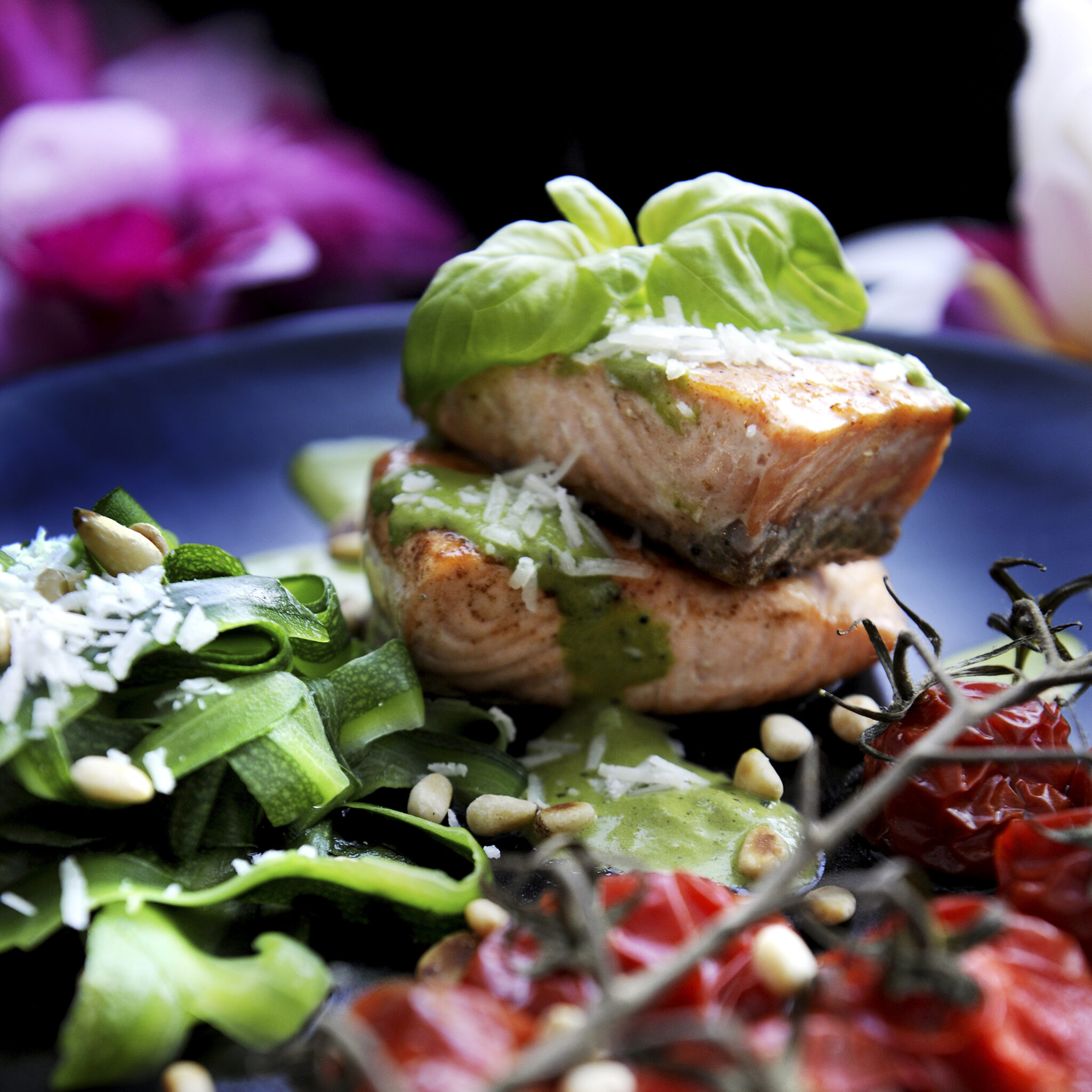 Stekt lax med zucchinipasta, basilikaolja och rostade pinjenötter