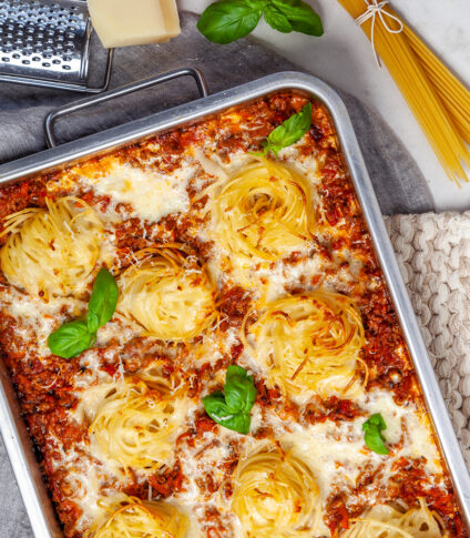 Krämig köttfärsgratäng med spaghetti och osttäcke