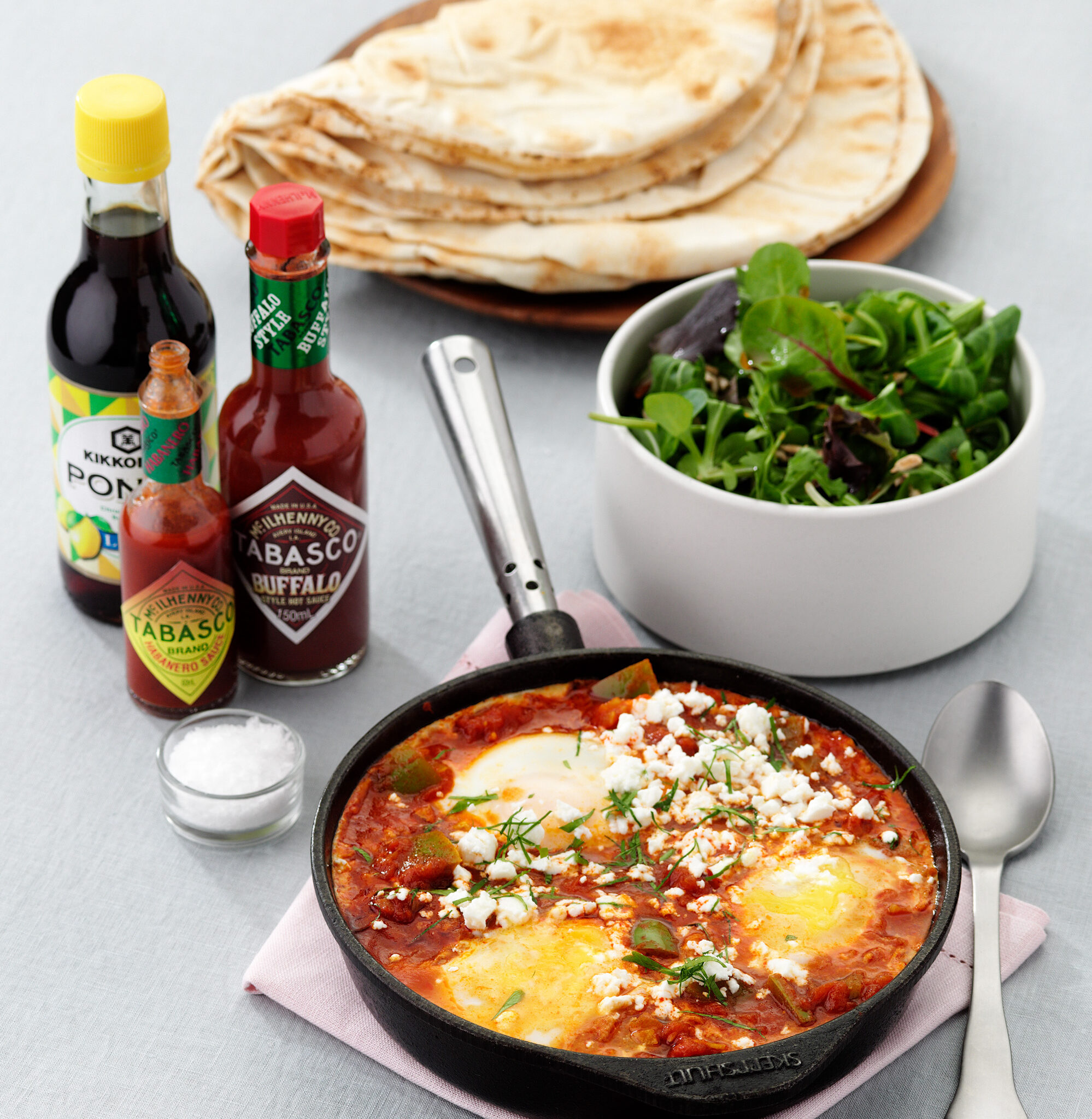 Shakshuka serverad med libabröd