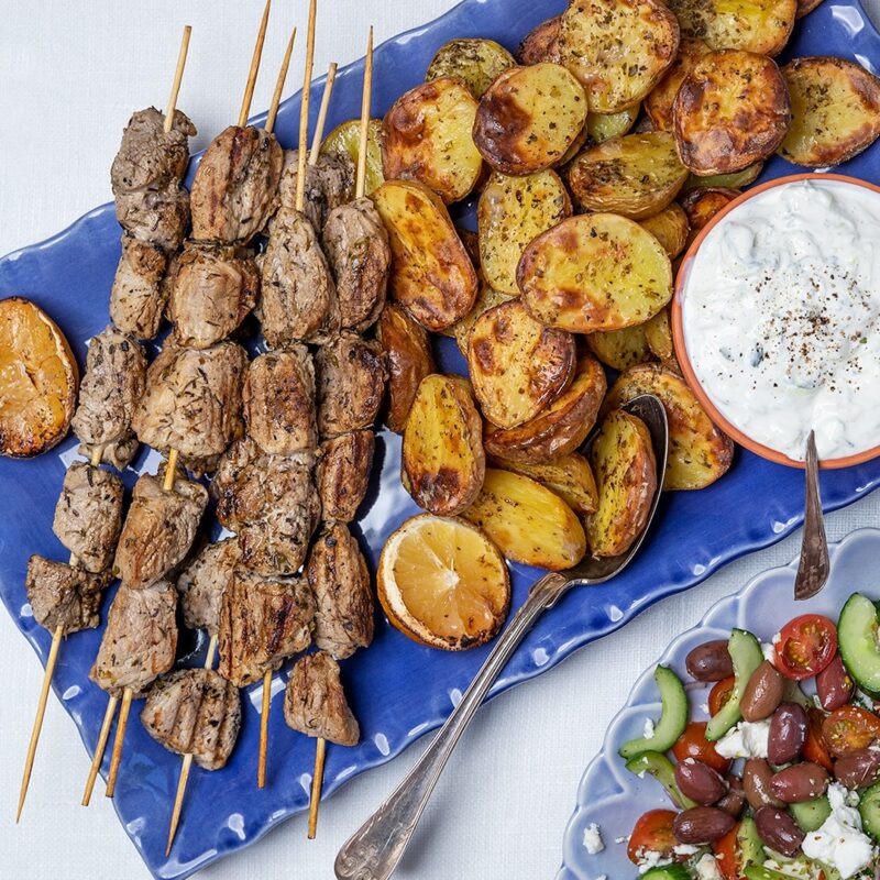 Souvlaki med grekisk potatis och tzatziki