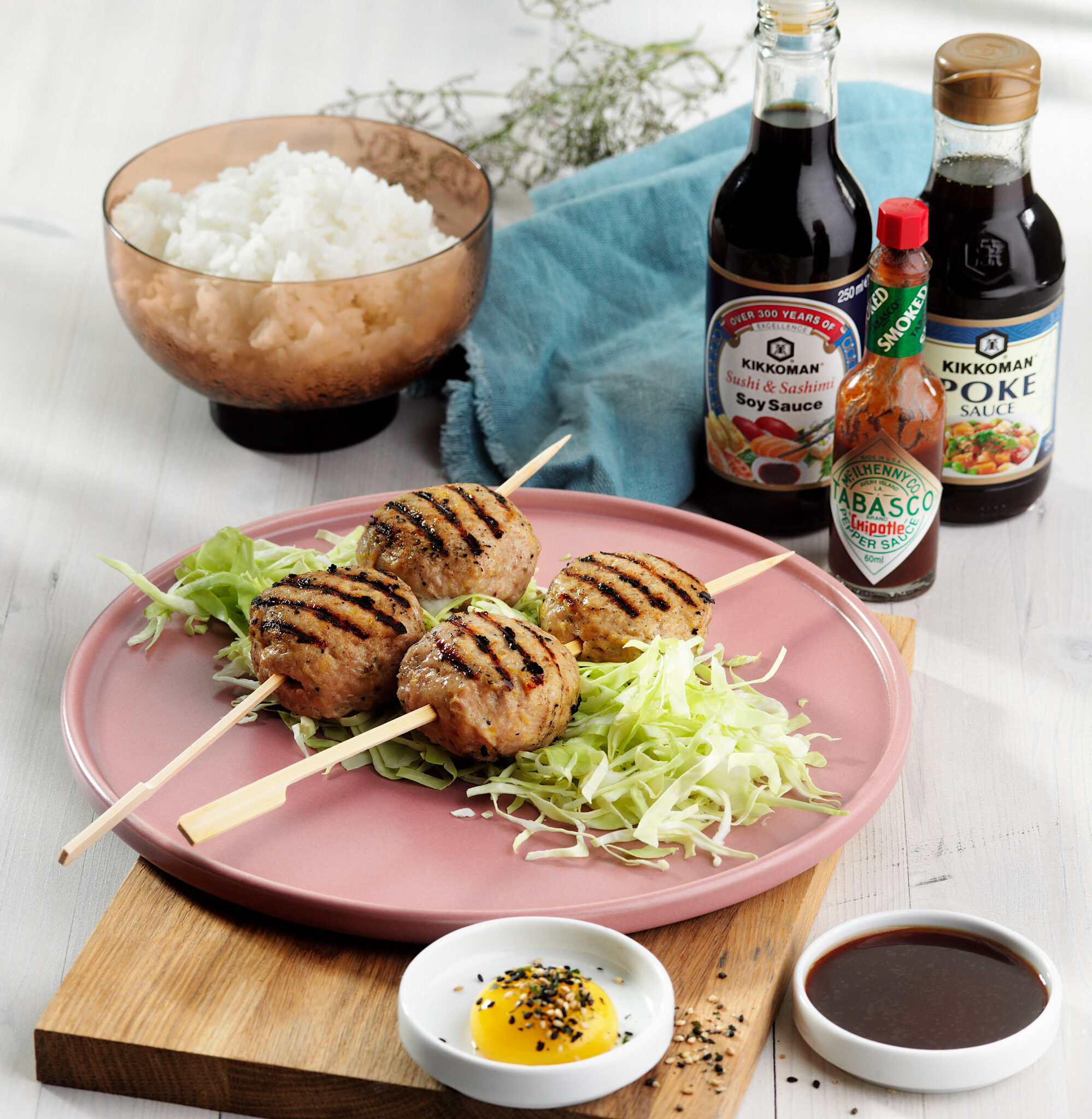 Tsukune med ris och rökig pokesås