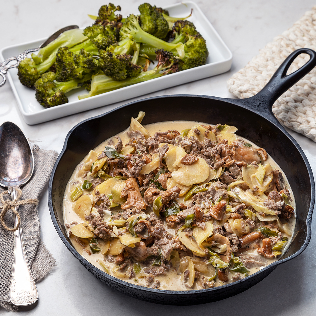 Viltskavspanna med kantareller och broccoli