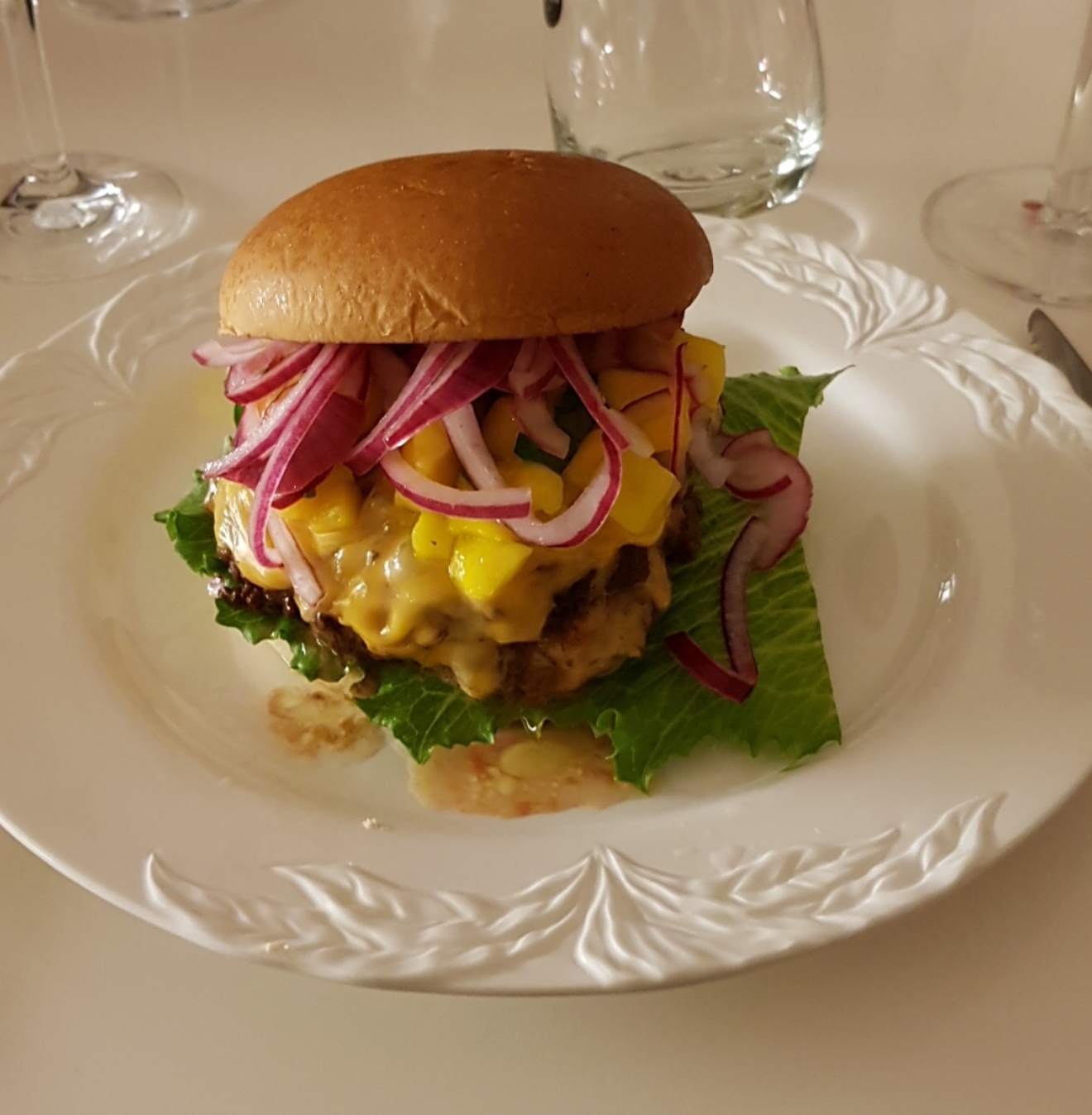 Burgare med mango-/myntasalsa och chili