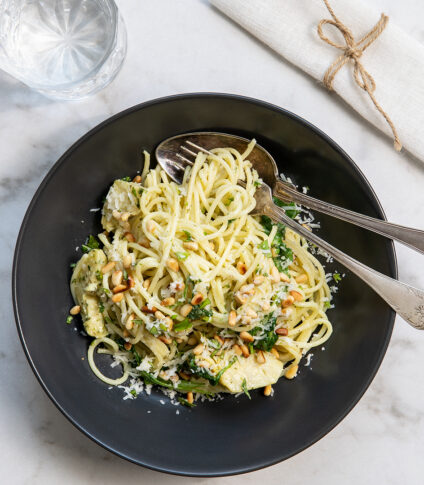 Spaghetti med kronärtskocka och pinjenötter