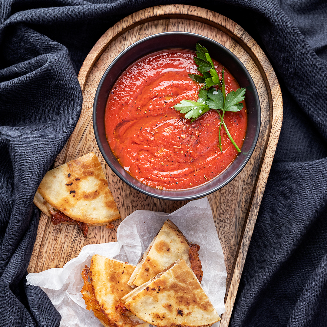 Italiensk tomatsoppa med mozzarellafyllda quesadillas