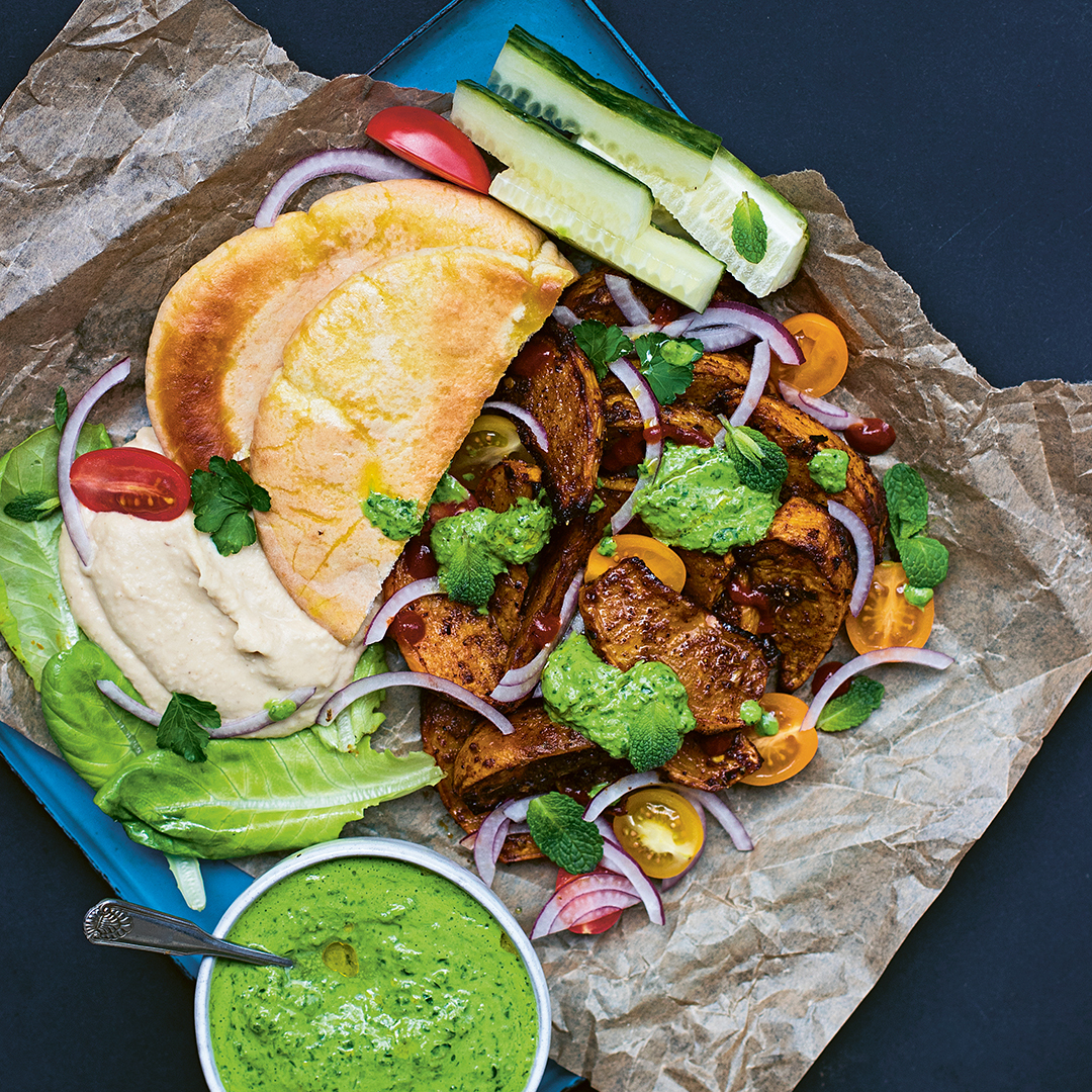 Shawarmarostad kålrot i pitabröd med hummus och grön tahinisås