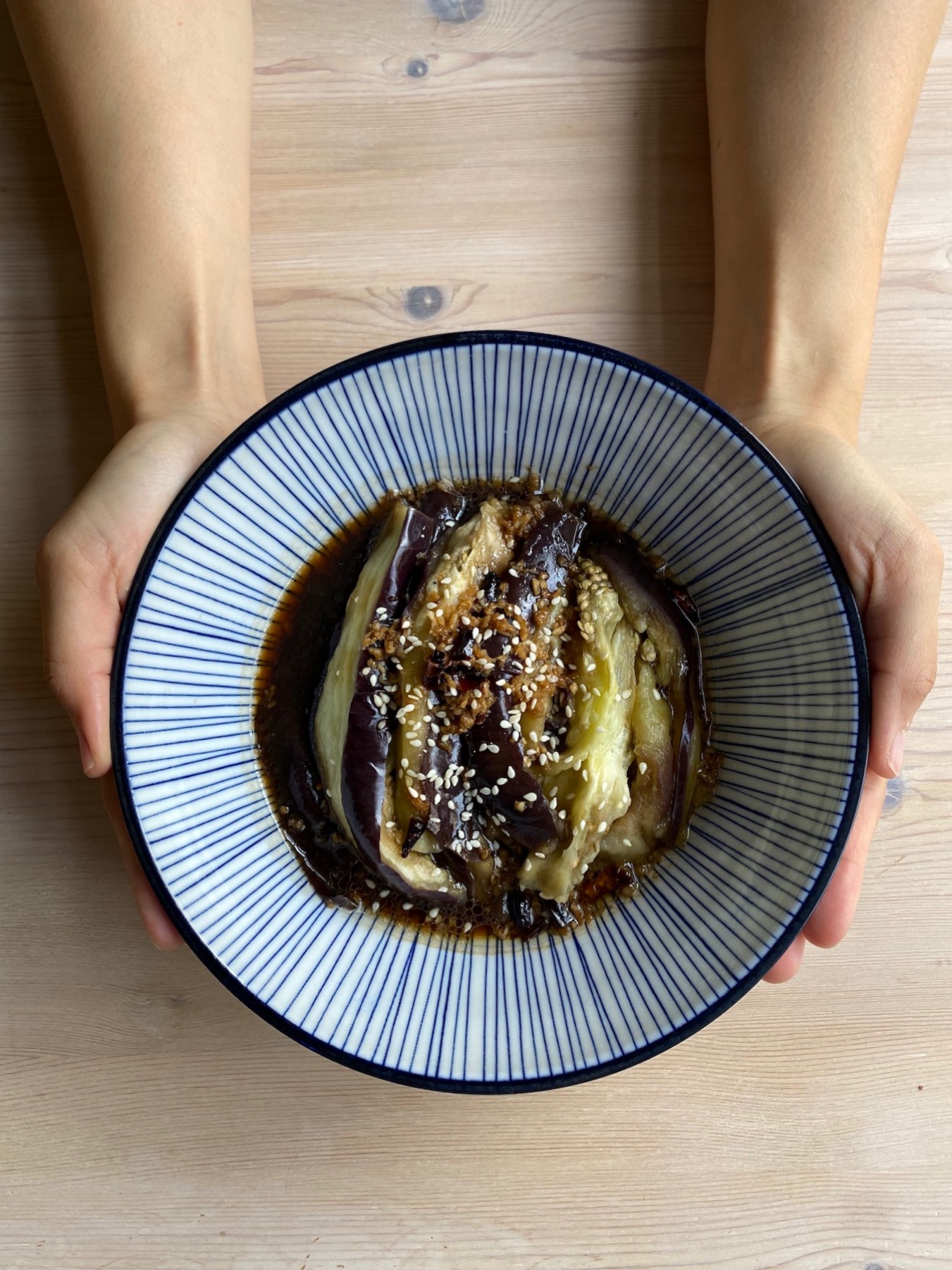 Handstrimlad aubergine