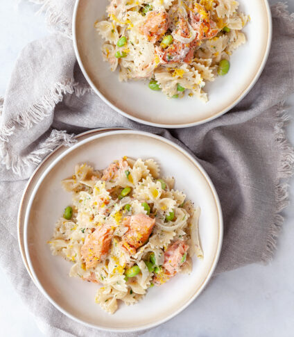Krämig pasta med varmrökt lax