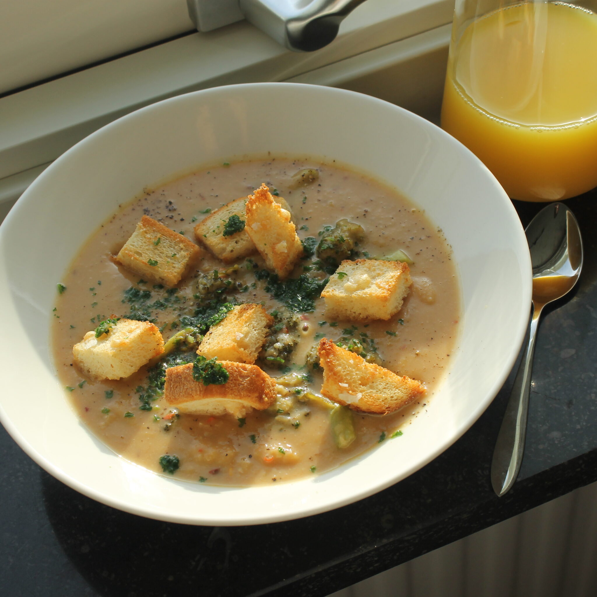 Vit bönsoppa med parmesan