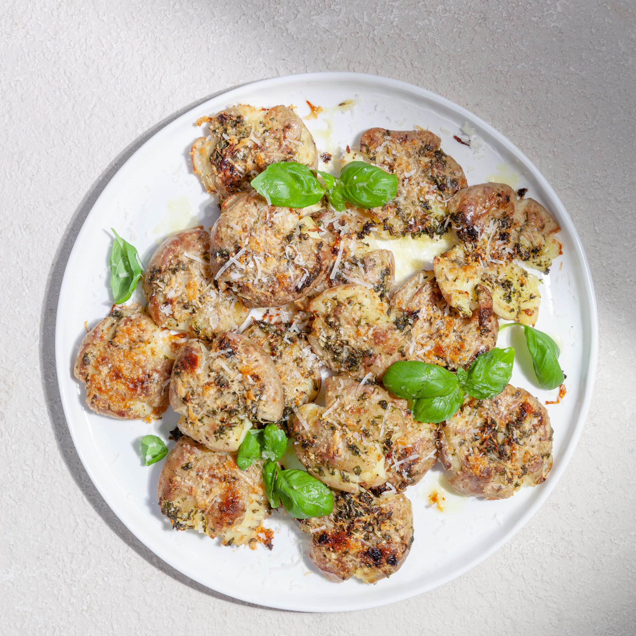 Smashed potatis med basilikaolja och parmesan