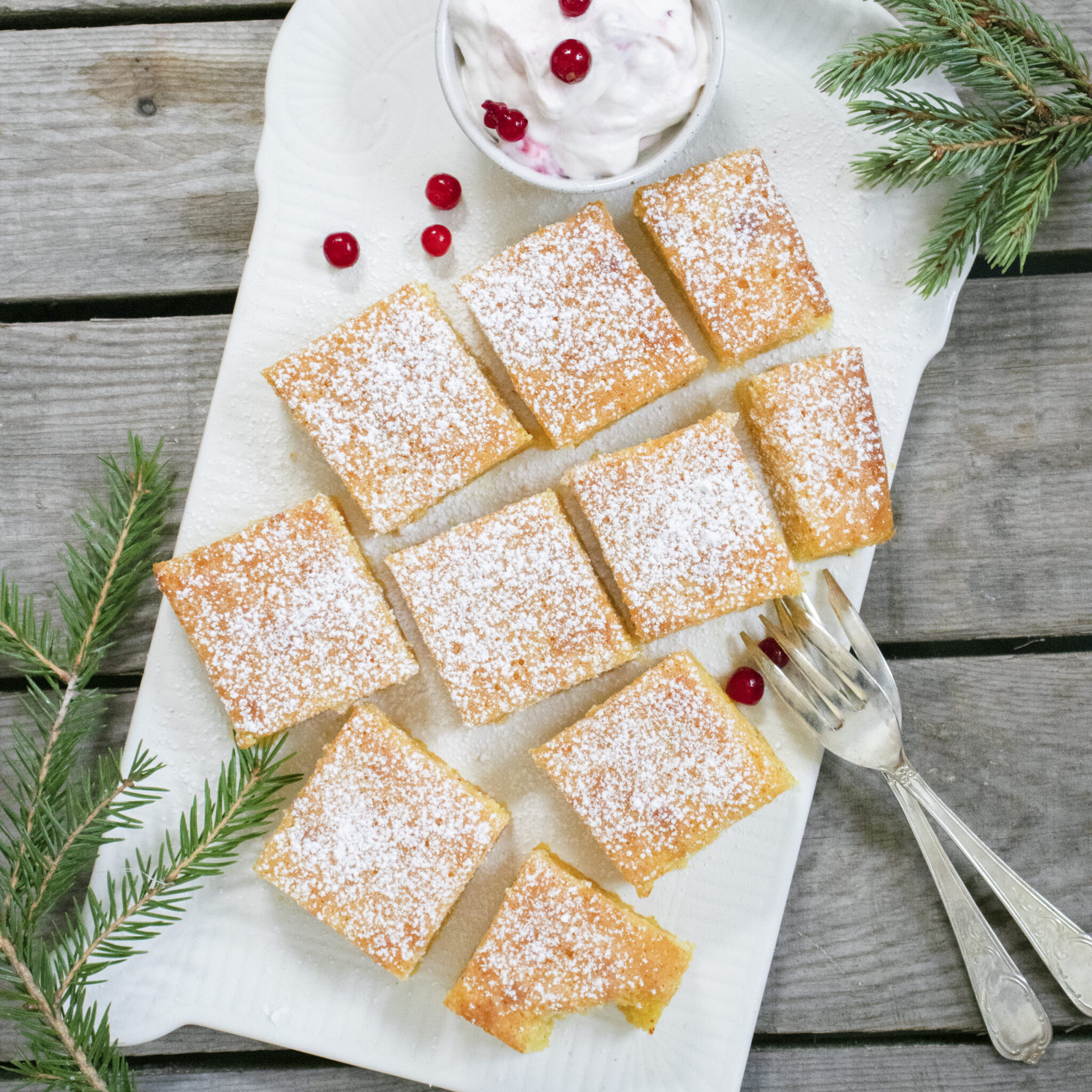 Saffranskladdkaka med lingongrädde