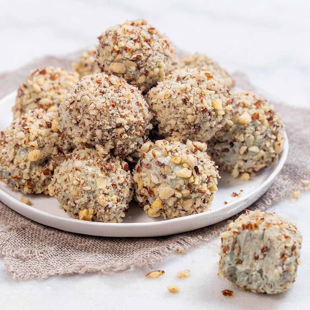 Ädelostbollar rullade i rostade hasselnötter