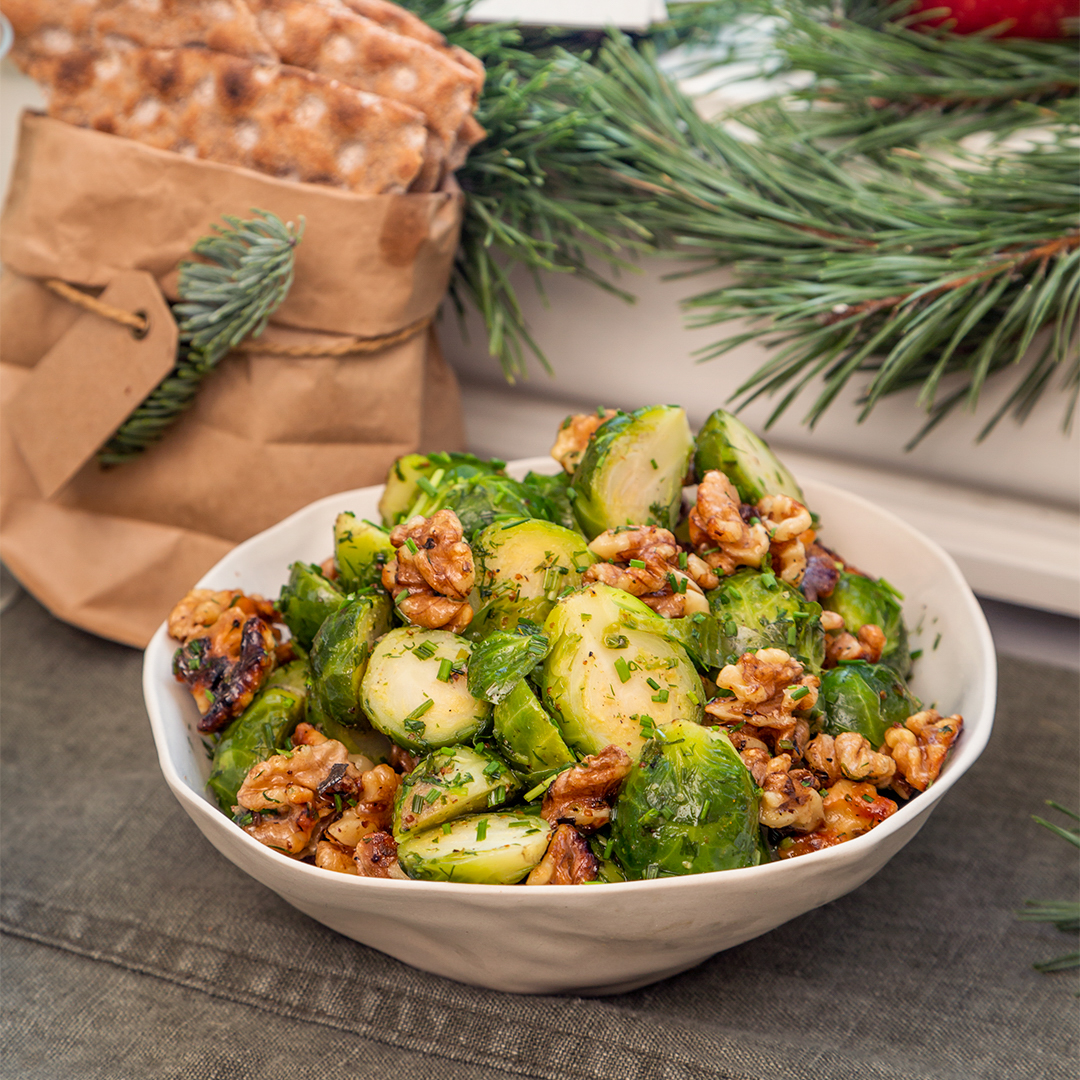 Brysselkålssallad med kanderade valnötter