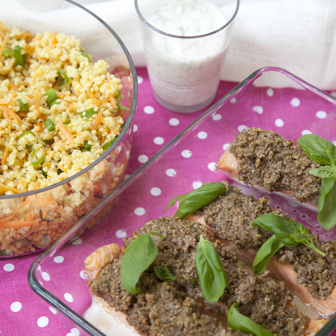 Lax med valnötstäcke med dilldipp och bulgur