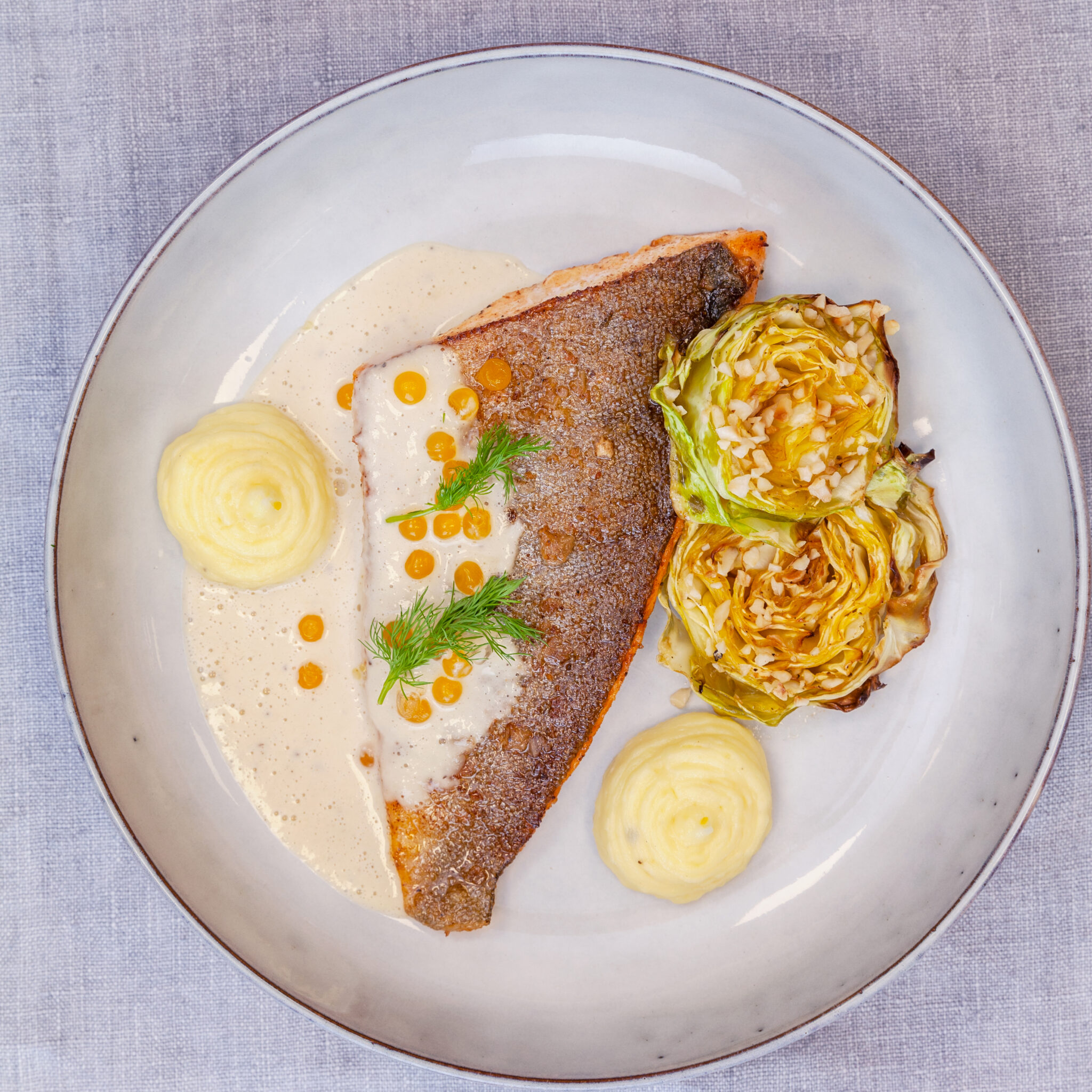 Rödingfilé med champagnesås, potatispuré och bakad spetskål med brynt smör och ponzu