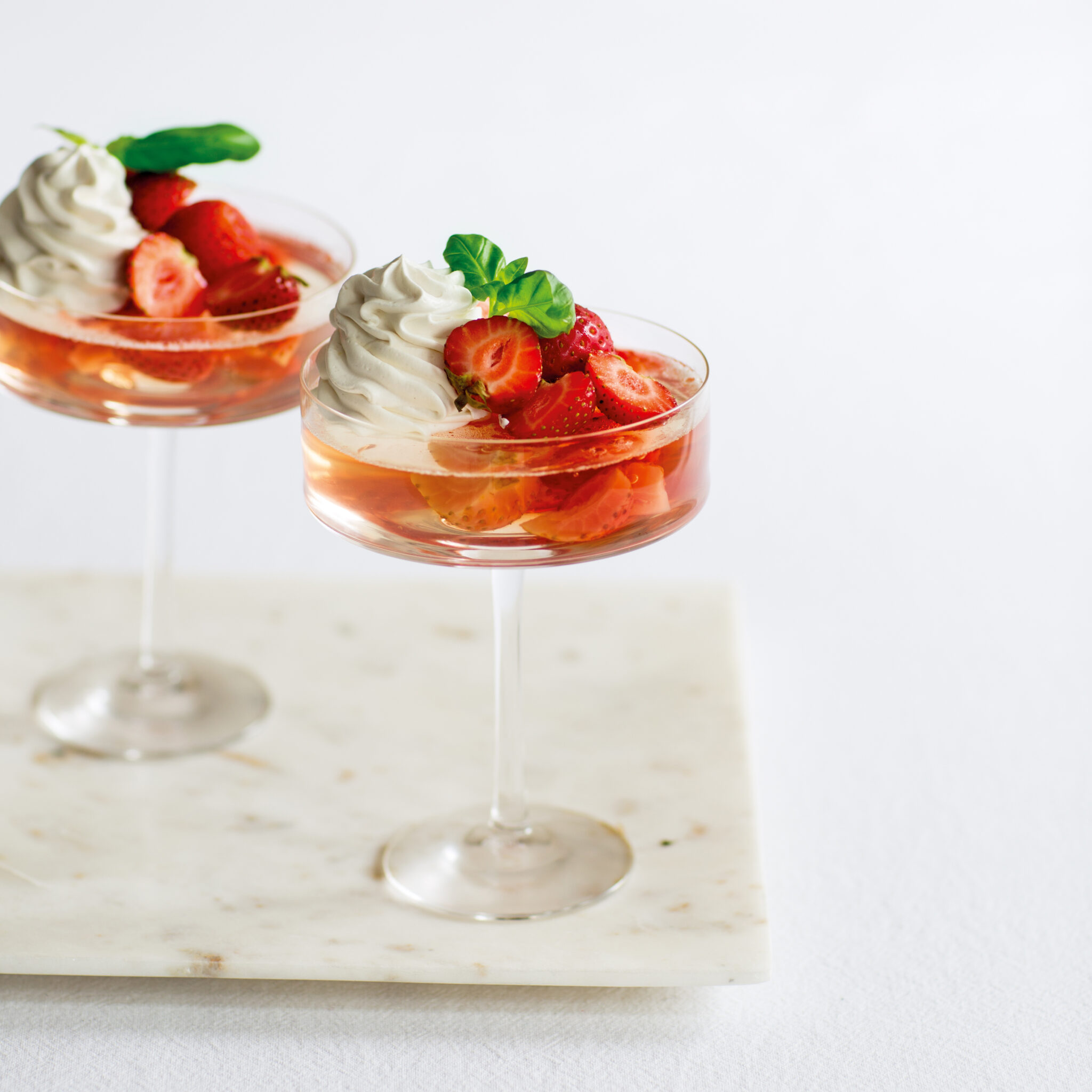 Champagnegelé med vit chokladgrädde