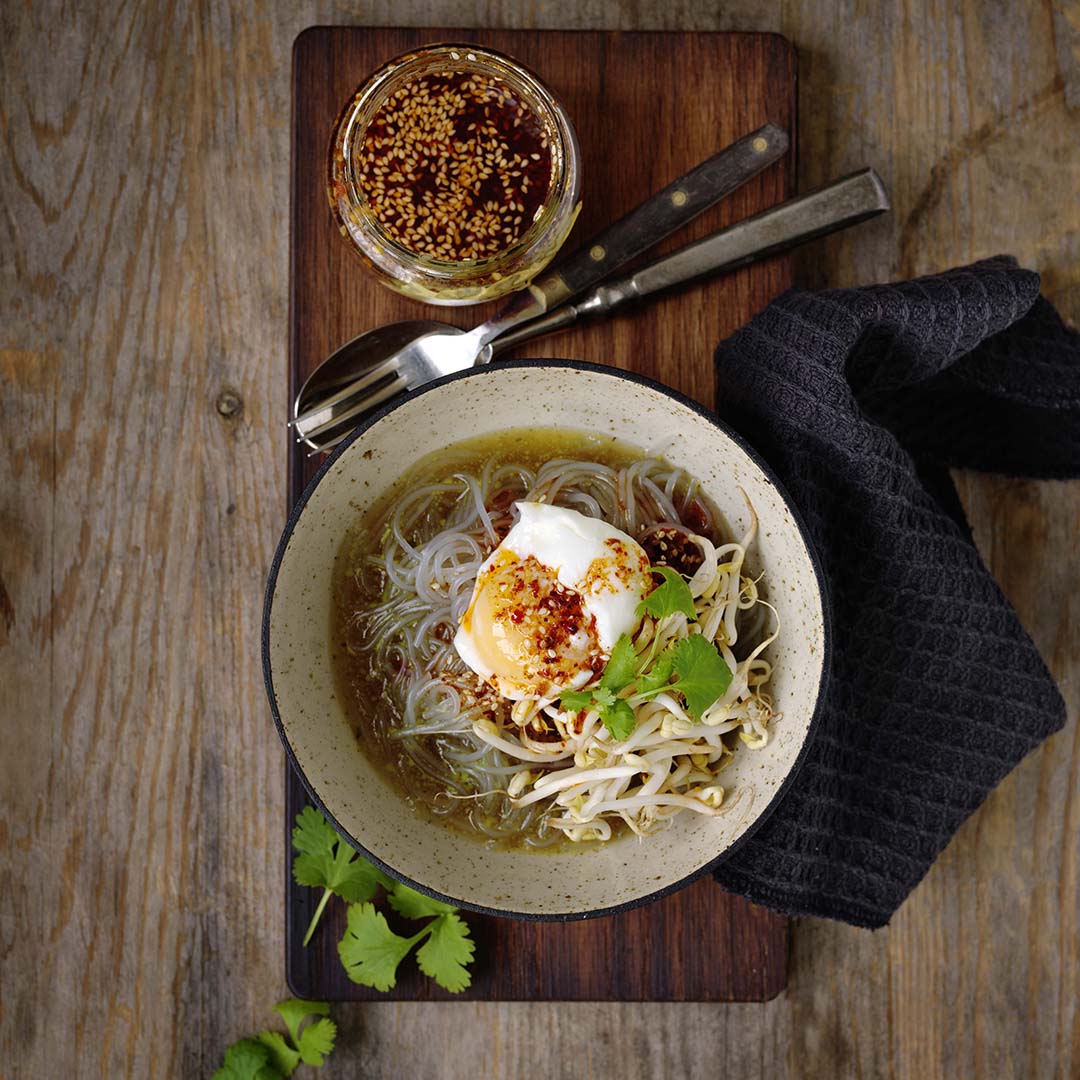 Sötpotatisnudlar med pocherat ägg och chiliolja